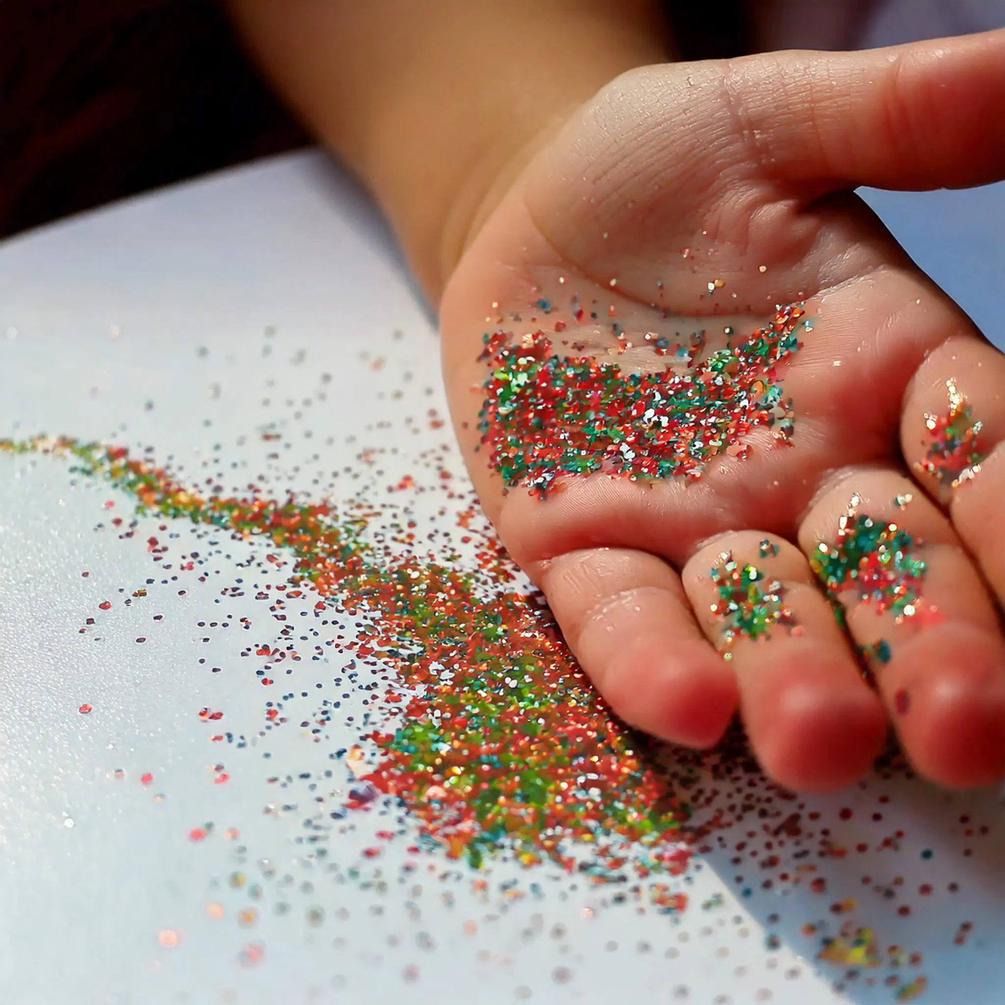 Kinderhand mit Glitzer