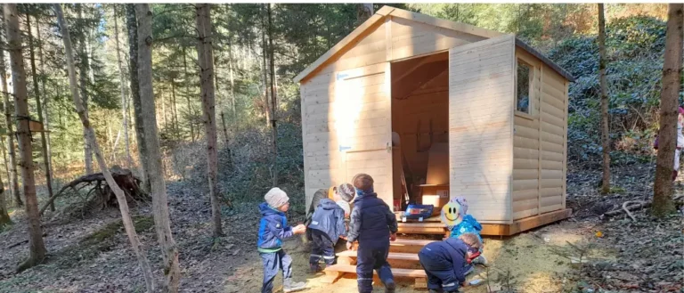 Spielkiste Schlins Waldhütte